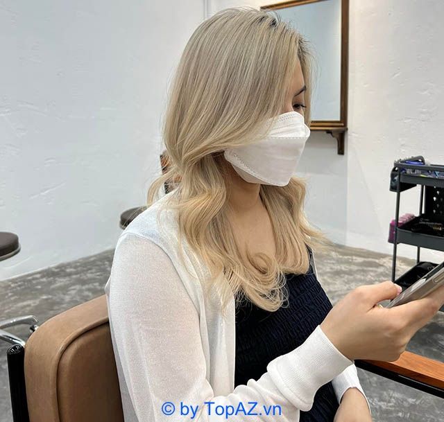 H hien hair là salon nhuộm tóc tại TPHCM nổi bật với phong cách Nhật Bản, chăm sóc tóc với sự tỉ mỉ và tận tâm.