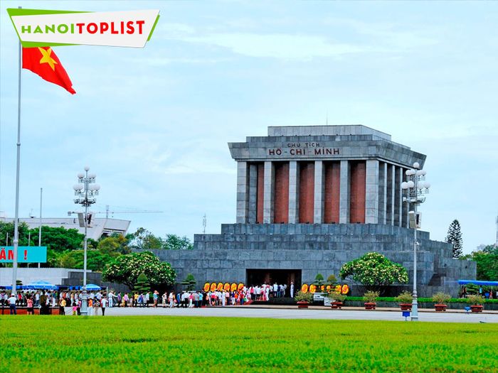 lang-chu-tich-ho-chi-minh-noi-thap-sang-ngon-lua-dan-toc-viet-Mytour