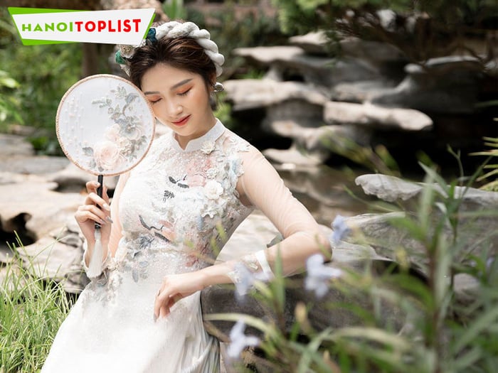 thuy-linh-xuong-mua-ao-dai-may-san-ha-noi-dep-Mytour