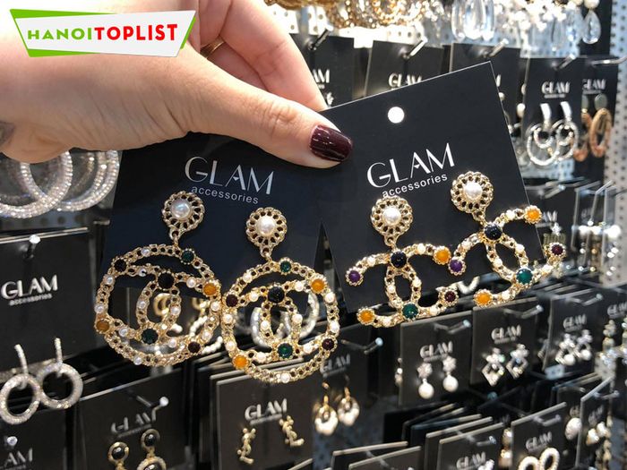 glam-13-accessories-Mytour