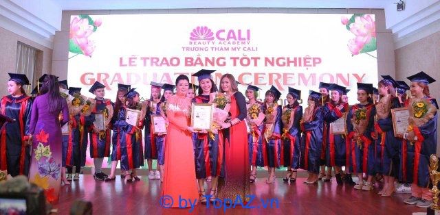 Trường thẩm mỹ CALI Beauty Academy cam kết sẽ hỗ trợ học viên tìm việc làm sau khi tốt nghiệp.