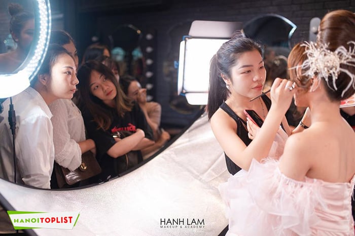 hoc-makeup-chuyen-nghiep-tai-ha-noi-hanh-lam-makeup-academy