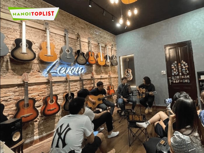 levon-guitar-hoc-guitar-hoan-kiem-ha-noi-Mytour