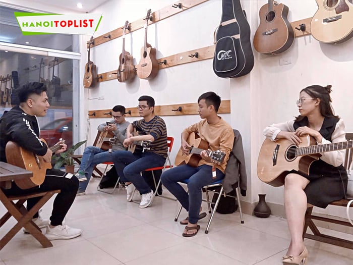 lop-hoc-guitar-mtc-trung-tam-day-dan-guitar-tai-ha-noi-gia-re-Mytour