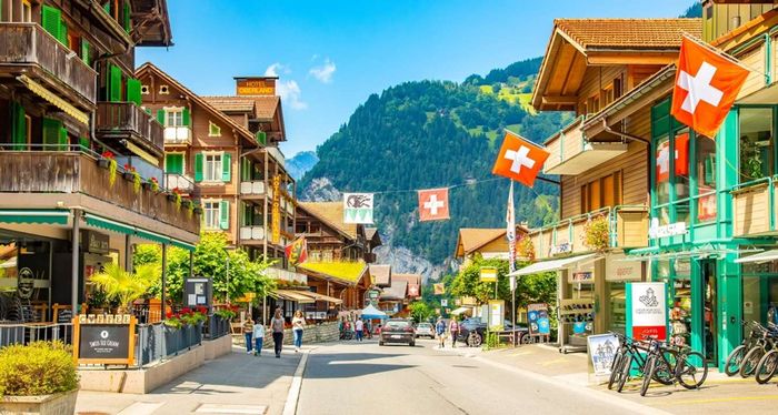 Con phố đầy màu sắc ở trung tâm làng Lauterbrunnen