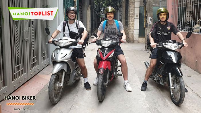 cam-ket-cua-hanoi-biker-Mytour