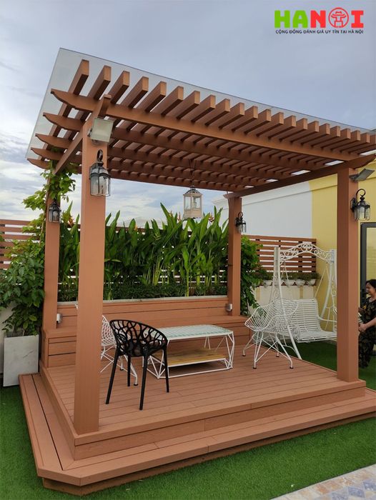 Gian hoa pergola được làm từ trụ sàn và thanh lam gỗ nhựa