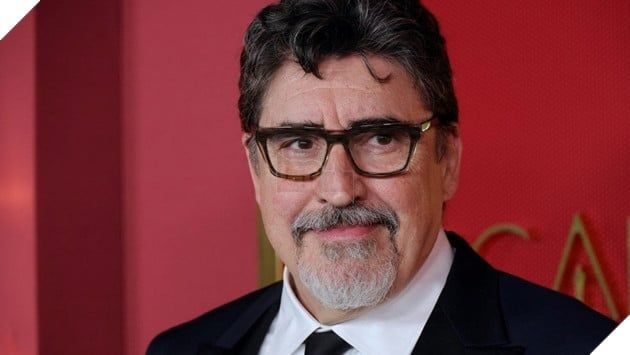 Diễn Viên Alfred Molina Chia Sẻ Những Cảm Nhận Về Mối Quan Hệ Với Cha, Khiến Nhiều Người Phải Suy Nghĩ