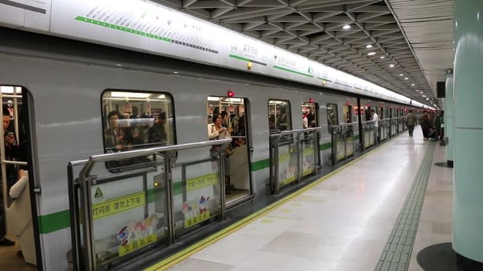 Di chuyển bằng tàu điện ngầm Metro