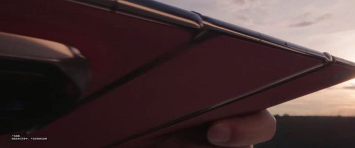 Huawei Mate XT sở hữu một thiết kế rất mỏng gọn gàng.
