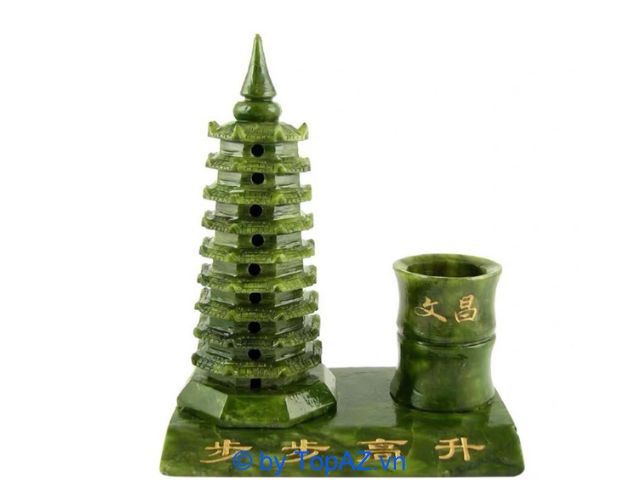 Tháp Văn Xương đá Yên Bái được chế tác từ đá Serpentine tự nhiên bởi Thạch Anh Việt, dựa trên hình mẫu của ngôi bảo tháp nổi tiếng.