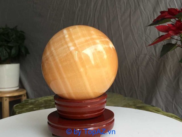 Quả cầu Ngọc Hoàng Long tại Thạch Anh Việt được chế tác hoàn toàn từ ngọc Hoàng Long tự nhiên.