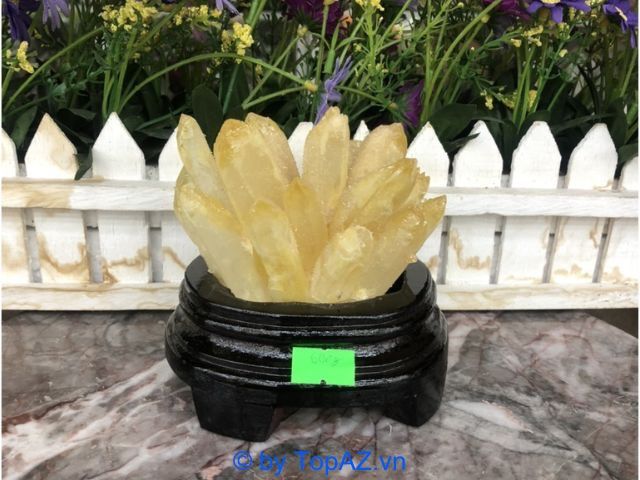 Trụ đá Canxit phong thủy tại Thạch Anh Việt được gia công với hình dáng 6 cạnh, gồm những phần trong suốt có thể nhìn xuyên qua.