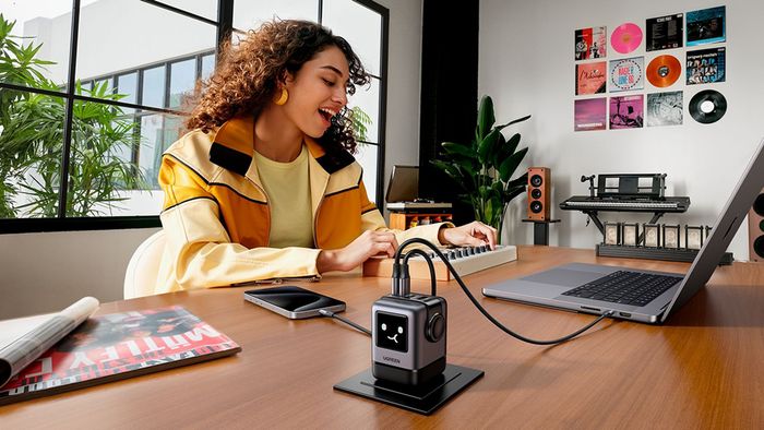 Củ sạc Uno hiển thị biểu tượng cảm xúc đáng yêu