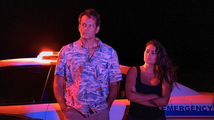 Vince Vaughn và Natalie Martinez trong Bad Monkey (2024)