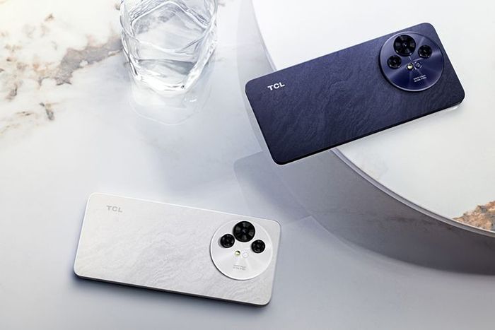 Hai điện thoại mới của TCL được trang bị nút đọc sách chuyên dụng