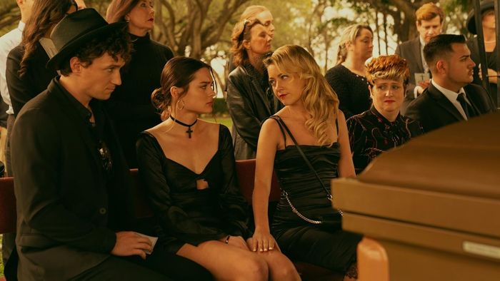 Charlotte Lawrence, Meredith Hagner, Ellen Marguerite Cullivan, Brandon Sirota và Tyler Picchi trong Bad Monkey (2024)