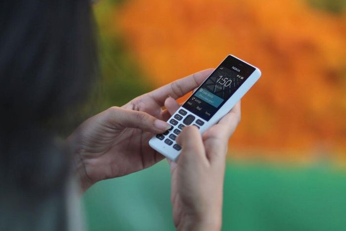 Một chiếc điện thoại cục gạch 4G thường có giá khoảng 500,000 - 600,000 đồng và rất phù hợp cho việc nghe gọi.