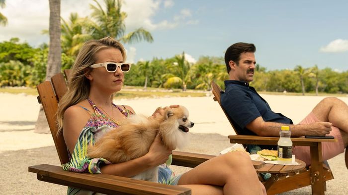 Meredith Hagner và Rob Delaney trong Bad Monkey (2024)