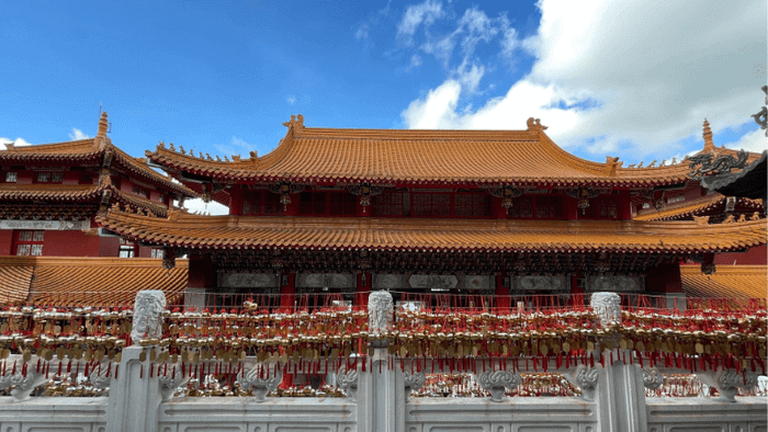 Miếu Văn Võ nằm gần hồ Nhật Nguyệt