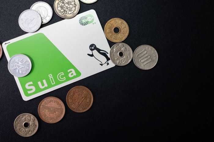 Thẻ Suica trên nền tiền xu Nhật Bản