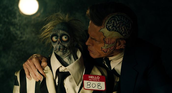 Phần hóa trang và hiệu ứng của Tim Burton có phong cách kỳ quái đặc trưng.