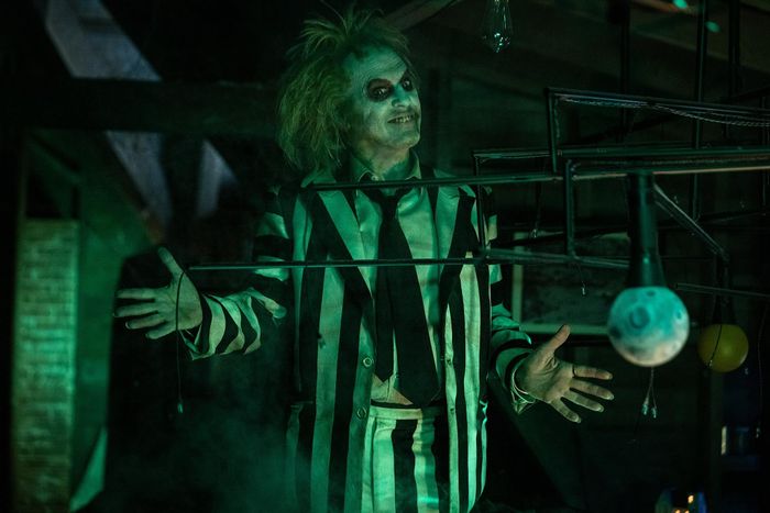 Beetlejuice: Ma Siêu Quậy liên tục gây bất ngờ từ đầu đến cuối.