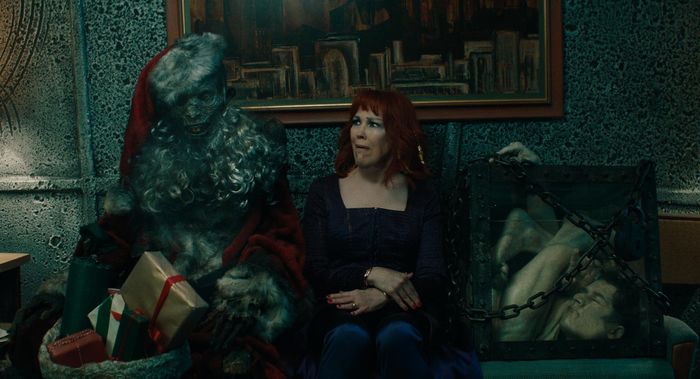 Beetlejuice: Ma Siêu Quậy có những cú xoay chuyển đầy bất ngờ, vừa điên rồ lại vừa hài hước theo cách kỳ quặc.