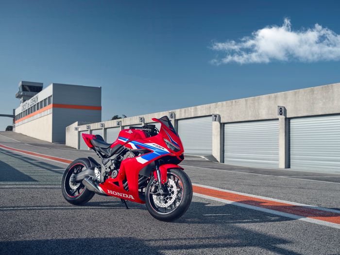 2024-CBR650R_E-clutch_Location_Static_01_0003-1_S.jpg