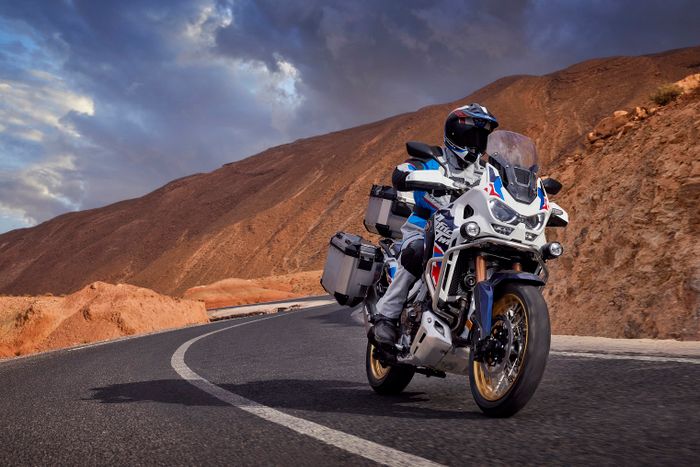 2024-CRF1100_L4_LOCATION_01_1627_L.jpg