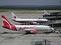 Máy bay Boeing 737 của AirAsia và Malaysia Airlines tại nhà ga