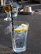 Một ly gin and tonic trên sân thượng của khách sạn Grand Marina ở Katajanokka, Helsinki, Phần Lan.