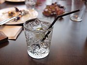 Một ly gin and tonic được phục vụ tại nhà hàng Loiste ở Helsinki, Phần Lan.