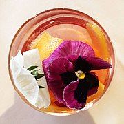 Gin and tonic với đá viên Campari Amaro và cánh hoa ăn được, phục vụ tại nhà hàng Fiola, thủ đô Washington, DC.