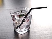 Gin and Tonic Napue, được trang trí bằng quả cranberry thay vì chanh, được phục vụ tại nhà hàng thuộc khách sạn Hotel Grand Marina ở Katajanokka, Helsinki, Phần Lan.