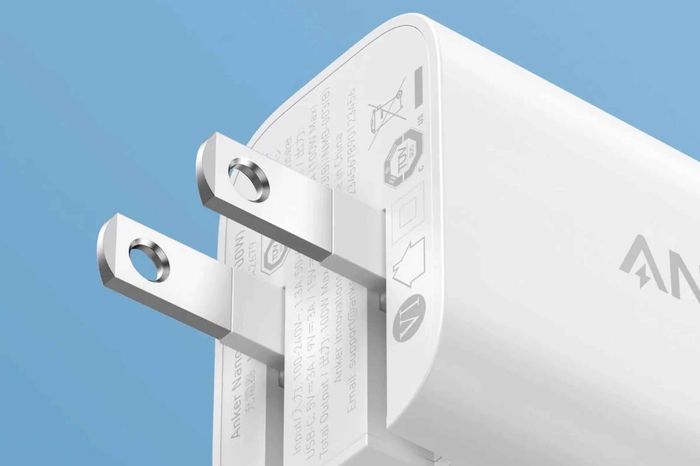 Các chấu cắm của Anker Nano 100W được thiết kế với lớp phủ nhám để bám chắc vào ổ cắm điện