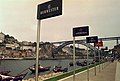 Các bảng hiệu quảng cáo vang Porto dọc theo bờ sông Douro