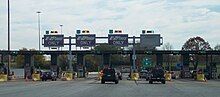Trạm thu phí nhiều làn với các làn thanh toán bằng tiền mặt và E-ZPass