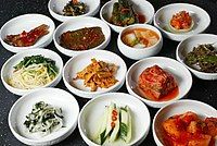 Bàn ăn với nhiều món banchan