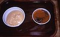 Fufu (bên trái) và xúp hạt cọ (bên phải)