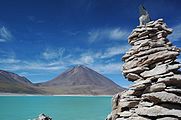 Licancabur, nằm giữa Bolivia và Chile