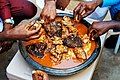 Một gia đình đang thưởng thức món fufu