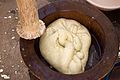 Chày gỗ và cối dùng để giã fufu