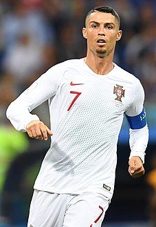 Cristiano Ronaldo hiện là người được theo dõi nhiều nhất trên Instagram với hơn 621 triệu người theo dõi.