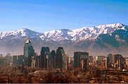 Santiago de Chile nằm trên sườn tây của dãy Andes tuyết phủ