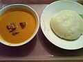 Đĩa fufu (bên phải) đi kèm với xúp đậu phộng