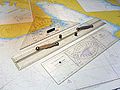Một thước đo góc của thương hiệu 'Cras Navigation Plotter'.