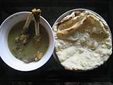 Naan ăn kèm với súp thịt cừu, thường được phục vụ vào bữa sáng tại Myanmar