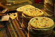 Naan vừa được nướng xong từ lò tandoor tại Karachi, Pakistan