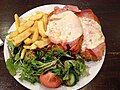 Schnitzel Thụy Sĩ, được phục vụ cùng khoai tây chiên và salad phụ